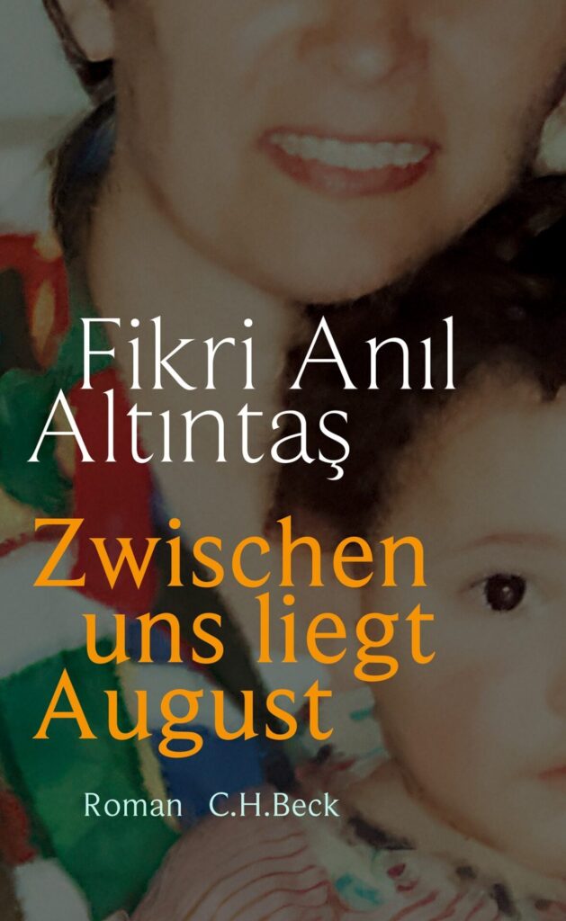 "Zwischen uns liegt August" von Fikri Anil Altintas, erschienen im C.H. Beck Verlag. Bildquelle: © C.H. Beck Verlag