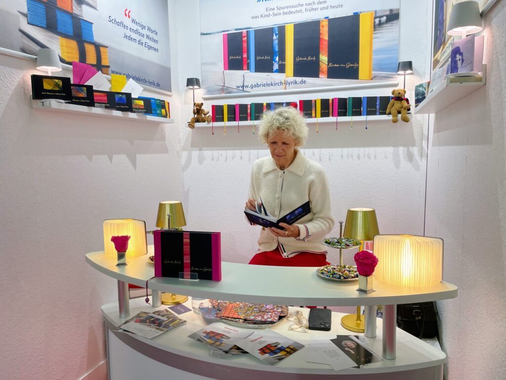 Dichten ist die große Leidenschaft von Gabriele Kirch, dies sich auch in diesem Jahr wieder auf der Frankfurter Buchmesse präsentiert hat. Bildquelle: © Gabriele Kirch