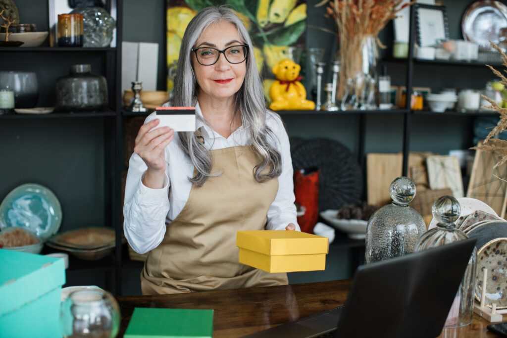 Viele Menschen der Generation 59plus sind bereits betroffen von dem maroden Rentensystem und müssen auch über das rentenalter hinaus zusätzlich Einkommen erwirtschaften um ihren Lebensunterhalt bestreiten zu können. Bildquelle: © Getty Imges / Unsplash.com