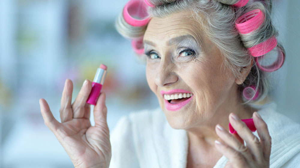 Der Wunsch jugendlich zu wirken, lässt viele oft alt aussehen.