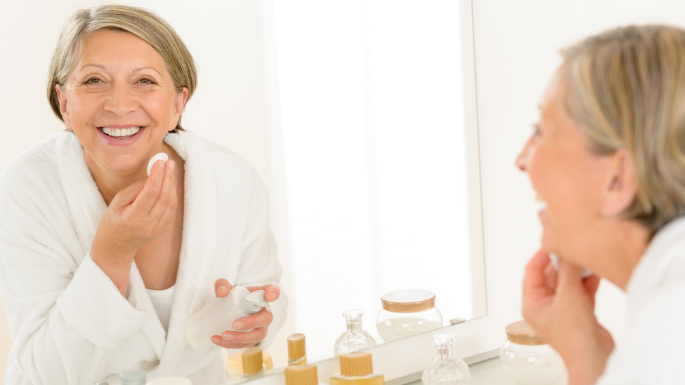 Besonders abends sollte die Haut sanft gereinigt werden.