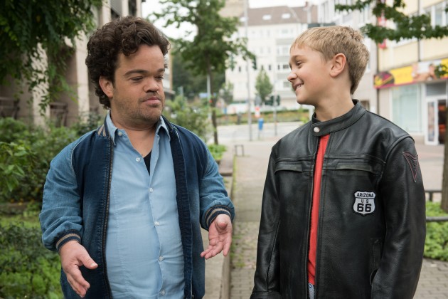 Tom und Michi : Vater und Sohn auf Augenhöhe. Quelle: © Tobis Film, Wolfgang Ennenbach