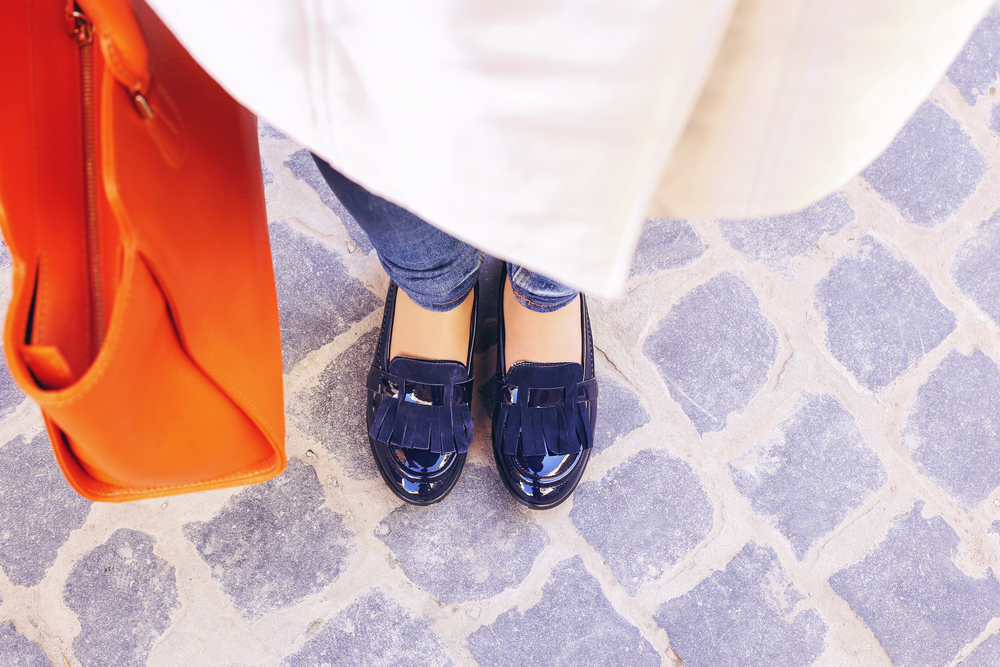 Ob Schuhe, Shirts oder Hemden - online können wir inzwischen ganz bequem Textilwaren aller Art kaufen. Bildquelle: © Shutterstock.com