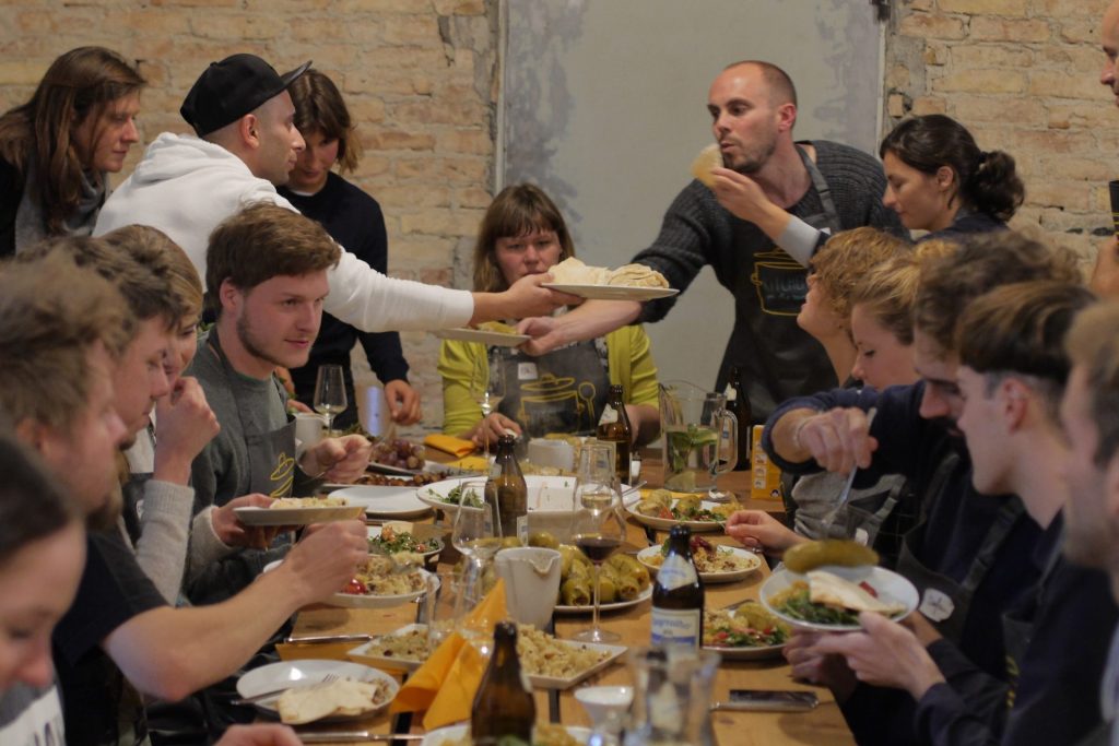 Kochen für die Toleranz, das Projekt Kitchen on the run. Quelle: Gemeinsames Kochen im Container im Namen der Flüchtlingshilfe. Quelle: kitchenontherun.org