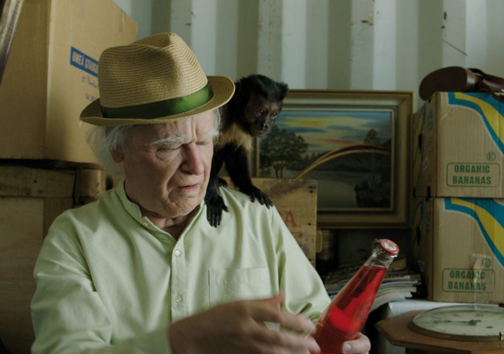 Der Hunderteinjaehrige Allan (Robert Gustafsson) inspiziert die Volkssoda Flasche. Quelle: © 2017 Concorde Filmverleih GmbH/Nice FLX