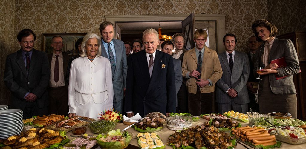 IN ZEITEN DES ABNEHMENDEN LICHTS: Das Buffet ist eröffnet. Quelle: © Hannes Hubach X-Verleih AG