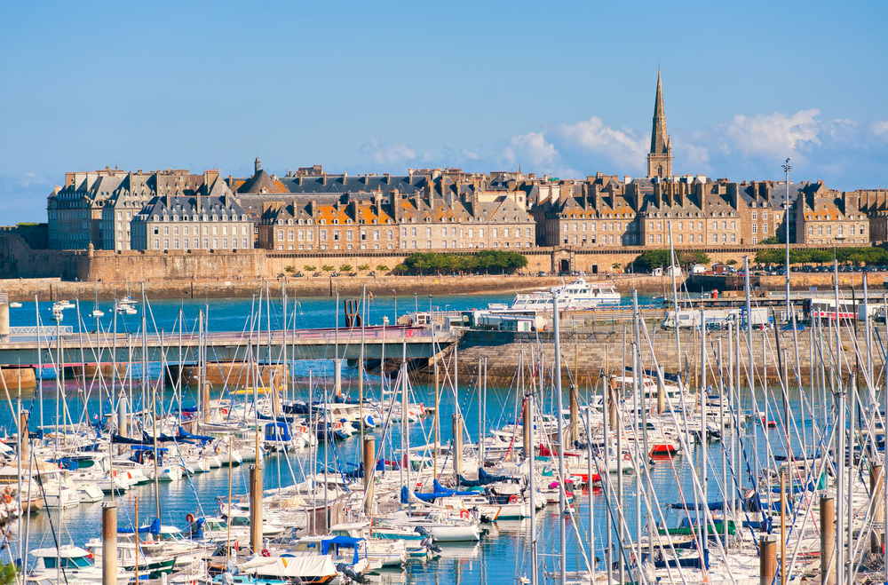 Wie eine Halbinsel liegt die Altstadt von Saint-Malo im Atlantik. Bildquelle: shuttertock.com