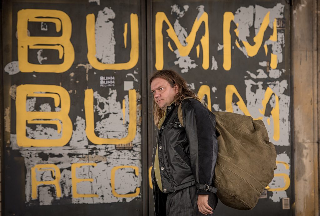 Magical Mystery. Charlie schaut sich Bumm Bumm-Records mal egnauer an. Quelle: © DCM / Gordon Timpen