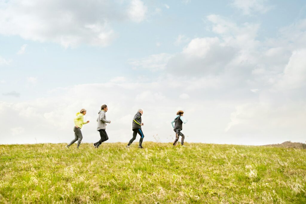 Ausreichend Bewegung, gesunde Ernährung und eine gute Hautpflege sind die Kernpfeiler für eine gute Anti-Aging-Pflege. Bildquelle: © Getty Images / Unsplasch.com