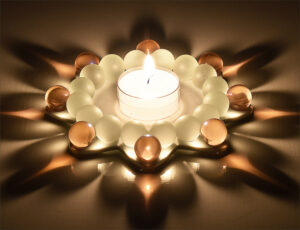 Dresdner Glasperlenstern. Großer Achter rosé-weiß.